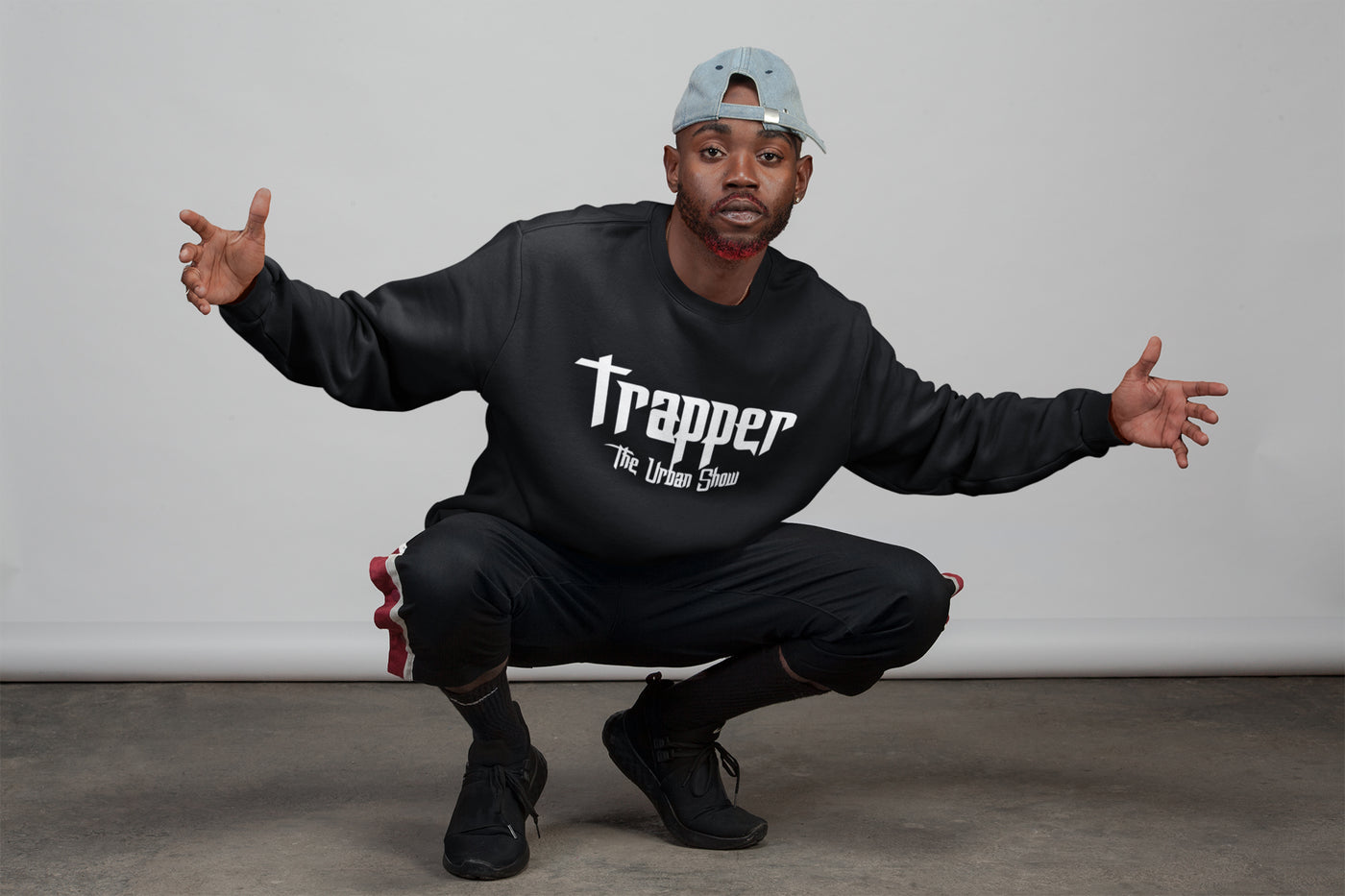 Sudadera original trapper de estilo urbano. El modelo lleva ropa urbana y ropa trap. 