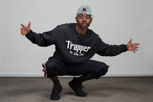 Sudadera original trapper de estilo urbano. El modelo lleva ropa urbana y ropa trap. 